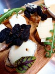 フランス産の熟成チーズを5～6種類盛り合わせております。枝付きのレーズンと共にワインのお供として是非お試しになって下さい。				