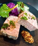 豚肉と鶏のレバーに、オレガノや洋酒などで風味をつけたパテは、低温で1時間半ほど火を通し、中心温度が80度くらいになるよう焼き上げます。肉の旨みを閉じ込めつつ、なめらかな食感を生み出しました。