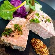 豚肉と鶏のレバーに、オレガノや洋酒などで風味をつけたパテは、低温で1時間半ほど火を通し、中心温度が80度くらいになるよう焼き上げます。肉の旨みを閉じ込めつつ、なめらかな食感を生み出しました。				
