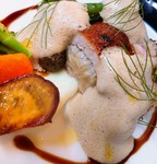 お肉料理をメインにローストや煮込みなど、季節のフレンチをお楽しみ下さい。付け合わせのお野菜も大変好評です。ポタージュ、サラダ、パン、コーヒー付きのお得なセット内容になっております。