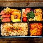 企業様や団体様向けのお弁当です。￥2160、お茶付き￥2300。５個より承ります。３営業日前までのご予約をお願いします。各種クレジットもご利用頂けます。※店内のご予約状況によりお断りする場合がございます。