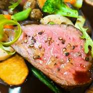 非常に良質な県産の黒毛和牛のもも肉をたっぷり200ｇ。香ばしく焼き上げます。当店自慢のソースとご一緒に是非お召しあがり下さい。濃厚な赤ワインとの相性も◎。