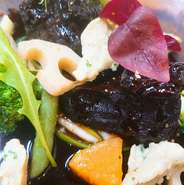 おまたせいたしました。Saison冬の定番『牛ほほ肉の赤ワイン煮込み』。オープンより継ぎ足されたソースは他店にはない深みが有ります！是非赤ワインのお供に。