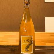 フランスのシュナン・ブランを使用したスパークリングワイン。
ピュアで透明感のある果実味豊かな仕上がりのワインです。