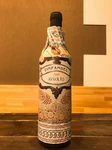 イタリアのジンファンデルを使用した赤ワイン。
ボリュームがあり果実味と微かに感じる甘さ。酸味や渋味による適切な引き締めが飲み応えと同時に爽やかさを楽しませてくれるバランスの取れたワインです。