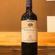アルゼンチンのマルベックを使用した赤ワイン。
甘いタンニンと適度な酸味のバランスを持つ。オーク（バニラ）の香りが続き、複雑さを増し、際立った特徴を表す。若く、フレッシュでフルーティーなワインです。