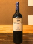 アルゼンチンのマルベックを使用した赤ワイン。
甘いタンニンと適度な酸味のバランスを持つ。オーク(バニラ)の香りが続き、複雑さを増し、際立った特徴を表す。若く、フレッシュでフルーティーなワインです。