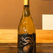 アメリカのシャルドネ、リースリングを使用した白ワイン。
青リンゴの力強いアロマと、桃やキウイのほのかなトロピカルフルーツの含みを持つ。かすかなバニラとオークは、すばらしい酸味を支えるワインです。