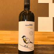 ポルトガルのシリア、フォンテ・カル、アリントを使用した白ワイン。
シトラスカラーで、花のアロマ。ミネラルがしっかりと感じられ、フレッシュ感溢れる中に、古樹ならではのウッディー感のあるワインです。
