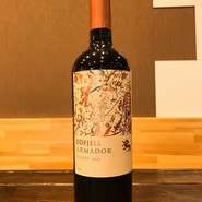 チリのメルローを使用した赤ワイン。
すみれがかった深い赤色。濃く強いチェリーとスパイスの香り。長く続く風味と、複雑でたっぷりした、滑らかなタンニンを持つワインです。