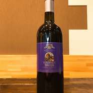 イタリアのサンジョベーゼを使用した赤ワイン。
赤果実と野生の桃を示し、飲み易く、中程度の余韻のある、若いうちから気軽に楽しめるワインです。