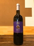 イタリアのサンジョベーゼを使用した赤ワイン。
赤果実と野生の桃を示し、飲み易く、中程度の余韻のある、若いうちから気軽に楽しめるワインです。