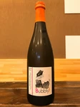 フランスのサンソーを使用したロゼワイン。
もぎたてのイチゴのフレーバーを伴ったまったりとしたエキスとの絡みも良く、鉱物的で滋味深くビターなミネラルがアフターに広がるワインです。