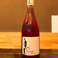 フランスのピノ・ドニス、ガメイ、 コーを使用したロゼワイン。
辛口のスッキリとした口あたりと後からじんわりと甘味を感じるワインです。