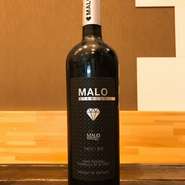 ポルトガルのカステラォン、シラー、アリカンテ・ブーシェ、カベルネ・ソーヴィニョンを使用した赤ワイン。
濃厚で豊かな味わいのフルボディ、果実味豊で、ほどよい酸、フレッシュで長い余韻のワインです。