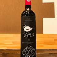 ポルトガルのカステランを使用した赤ワイン。
レッドカラントを思わせるフルーツや、ドライプルーン、シロップ、ワイルドベリーなど凝縮された果実味が感じられるワインです。