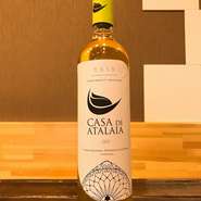 ポルトガルのシャルドネ、アリントを使用した白ワイン。
クリーミーなシャルドネの熟成感たっぷり。アリントのフレッシュさが交わる絶妙なバランスのワインです。