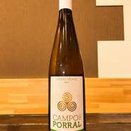 ポルトガルのロウレイロ、トラジャドゥラを使用した白ワイン。
華やかな香りの心弾むワインです。