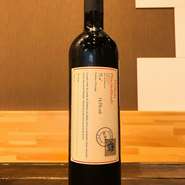 ポルトガルのカステラォンを使用した赤ワイン。
程よく心地の良い丸みを帯びたタンニンのあるフルボディ。バランスのよい構成のワインです。