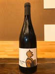 フランスのガメイを使用した赤ワイン。
フレッシュかつ軽快で明るくみずみずしいチャーミングな果実味があり、洗練されたミネラルと繊細なタンニンとのバランスが絶妙なワインです。