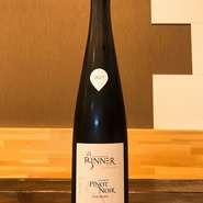 フランスのピノ・ノワールを使用した赤ワイン。
程良い酸とふくよかな果実味に控え目ではありますが存在感のあるタンニンが溶け込んだバランスの良さが光るワインです。