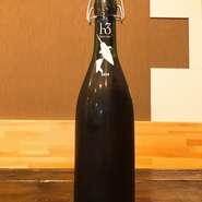 国産のマスカットベリーA、キャンベルスを使用した赤ワイン。
自然で素朴な泡が特徴の田舎式微発泡ワインです。