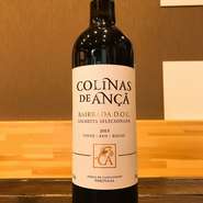 ポルトガルのバガ、ティンタ・ロリズ、トゥリガ・ナショナルを使用した赤ワイン。
柔らかな果実味で構成が良い。余韻は長いワインです。
