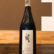 フランスのガメイを使用した赤ワイン。
男性的かつリッチでコクがあり、ジャムのように凝縮した果実味にキュートな酸と若くキメの細かいタンニンが融合するワインです。