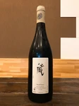 フランスのガメイを使用した赤ワイン。
男性的かつリッチでコクがあり、ジャムのように凝縮した果実味にキュートな酸と若くキメの細かいタンニンが融合するワインです。