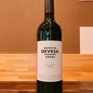 ポルトガルのトゥリガ・ナショナル、ティンタ・ロリズ、トゥリガ・フランカ、ティンタ・バロッカを使用した赤ワイン。
フルーティでジューシー非常にバランスがとれた味わいで、酸が美しいワインです。
