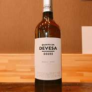 ポルトガルのゴウヴェイウ、ヴィオジーニョ、マルヴァジアフィナを使用した白ワイン。
ソフトでスムース、バランスが非常によく、余韻も心地よいワインです。