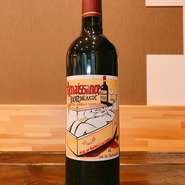 フランスのメルロー、カベルネソーヴィニョンを使用した赤ワイン。
柔らかく芳醇でコクがあり、凝縮した果実味に洗練されたミネラルとしなやかなタンニンがきれいに溶け込んでいるワインです。