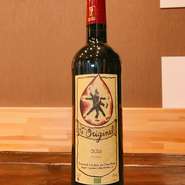 フランスのマルベック、メルローを使用した赤ワイン。
樽で熟成させることで緻密な果実味に繊細な質感や骨格、味わいに深みを与えているワインです。