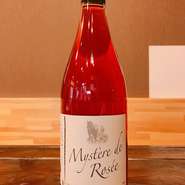 フランスのガメイを使用したロゼワイン。
軽快な口当たりで甘酸っぱい果実味がたっぷりと広がるワインです。