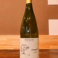 フランスのピノブランを使用した白ワイン。
ピュアかつフルーティーで、白い果実の優しい旨味エキスを鉱物的なミネラル、線の細い強かな酸がじわっと引き締めるワインです。
