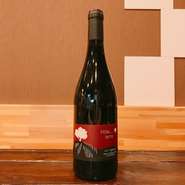 フランスのシラーを使用した赤ワイン。
心地よい酸と甘みのバランスが絶妙で、フルーティーな果汁感を楽しむことができるワインです。