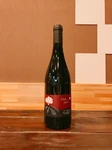 フランスのシラーを使用した赤ワイン。
心地よい酸と甘みのバランスが絶妙で、フルーティーな果汁感を楽しむことができるワインです。