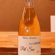 フランスのムニュピノ、シャルドネ、シャナンブランを使用したスパークリングワイン。
まったりと滑らかで透明感のあるエキスに鋭くキレのある酸、鉱物的なミネラルがきれいに溶け込むワインです。