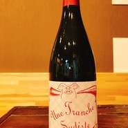 フランスのグルナッシュ、シラーを使用した赤ワイン。
厚みのある果実味と旨味、構成のしっかりとしたタンニン分があるワインです。
