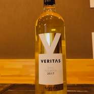 ポルトガルのアンタンヴァズ、アリント、ロウぺイロを使用した白ワイン。
フローラルで若々しくバランスの取れたワインです。