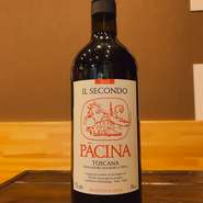 イタリアのサンジュヴェーゼ、カナイオーロ、チリエジョーロを使用した赤ワイン。
凝縮感のある果実味、程よいタンニンとミネラル感があるワインです。