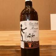 イタリアのネレッロマスカレーゼ、ネレッロカップッチョを使用したロゼワイン。
軽やかなタンニンとソフトな果実味で実に優しい飲み口のワインです。