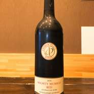 オーストラリアのカベルネ・ソーヴィニヨンを使用した赤ワイン。
ブラックカラントと野生の赤いベリーの果実の含みを持つ。マイルドなタンニンの組成は、ほとんど滑らかといってよいワインです。