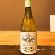 南アフリカのシュナン・ブランを使用した白ワイン。
すっきりした、辛口の爽やかな白ワイン。グワバやパッションフルーツの香りを示し、ライムの皮の含みを持つワインです。