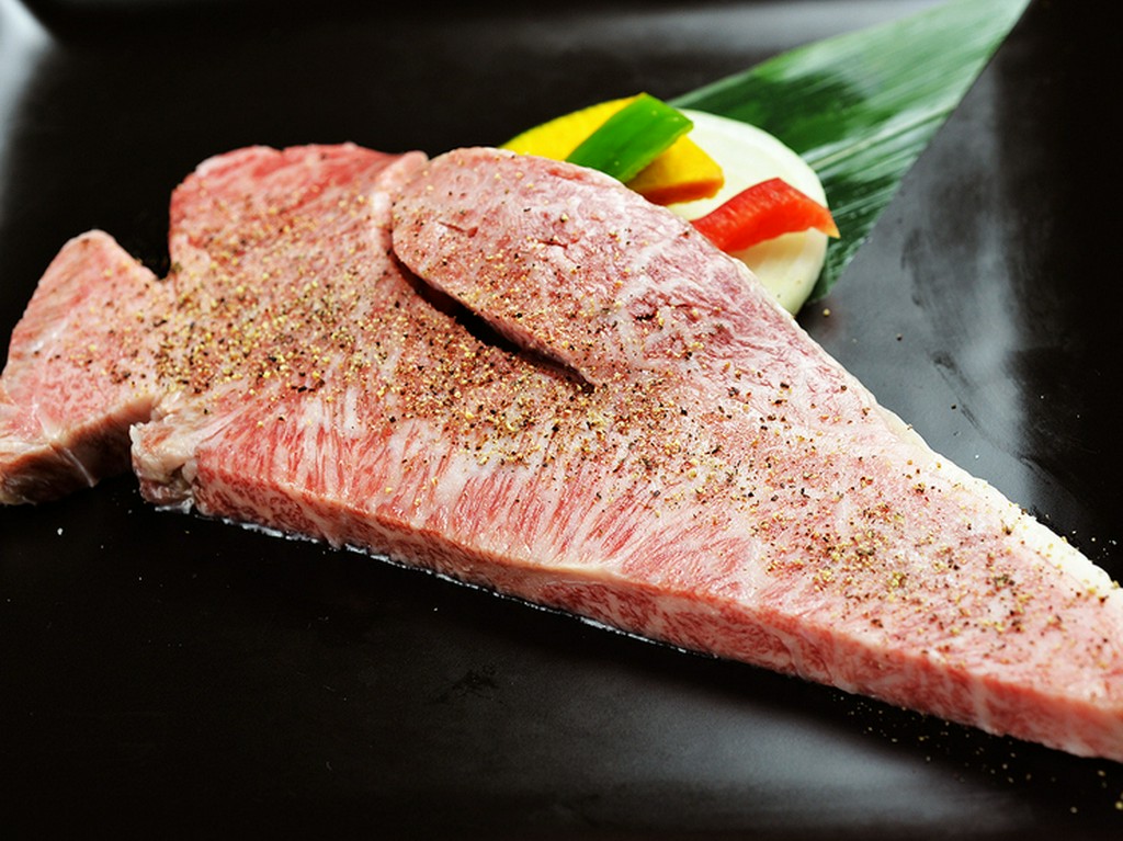 食べ応え十分！噛むほどに肉の旨味を楽しめる『特選和牛サーロイン』