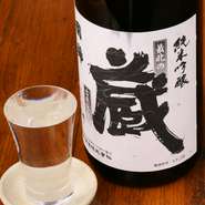 増毛町「国稀酒造」が造る『最北の蔵』は、年2回しか出荷しない幻の酒。飲みやすく風味豊かな銘酒は日本酒が苦手な方でもスッと飲めてしまうそう。年2回の出荷時に大量入荷するため、年間を通して美酒を楽しめます。