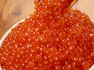 「おいさー！」の掛け声でこぼれそうなほどのイクラを乗せる、名物『つっこ飯　（大）』