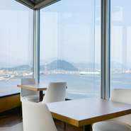 ホテルの最上階をまるまるレストランに使用した贅沢なつくり。360度の眺望で、広島市内や穏やかな瀬戸内海を見ながら、食事を楽しめます。記念日のデートや家族のお祝いなどにいかがですか。