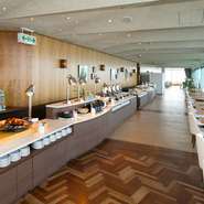 シェフがダイニングにて調理・提供を行う「パフォーマンスキッチン」が、朝・昼・晩と実施されます。臨場感溢れるパフォーマンスをお見逃しなく！　ブッフェながらできたての料理を味わえるのも魅力です。