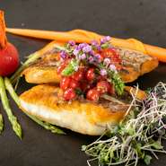 瀬戸内海産で獲れる旬の魚介を使ったスペシャルメニューが、16時からバーで提供されています。写真は『瀬戸内海産鮮魚のポワレ　広島県産野菜添え』。旬の魚ならではの濃厚な旨味がたまりません。